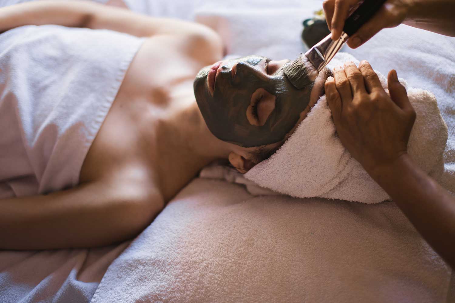 Gesichts-Peeling mit Maske & Massage